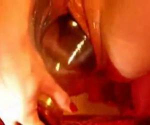 Kut neukt een extreem grote fles