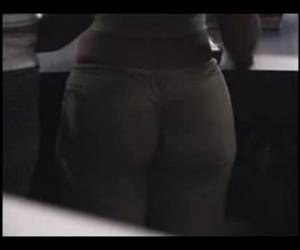 Kassameisje heeft een super geil kontje