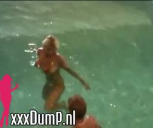 Pijpen en beffen in zwembad