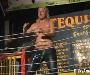 Sexy naakte meiden dansen voor publiek