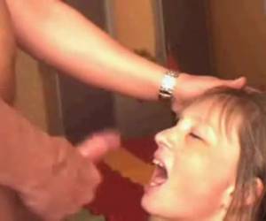 Huisvrouwtje slikt zaad