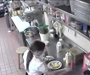 Ze stopt de hotdog in haar kut en brengt hem naar de klant