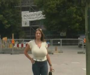 Rondborstige lesbische meisjes vrijen in de duinen