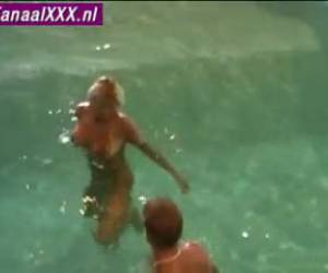 Lekker gepijpt worden in het zwembad