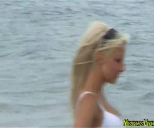 Plas sex op het strand