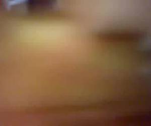 School vriendin geeft een vette blowjob in een verlaten klaslokaal