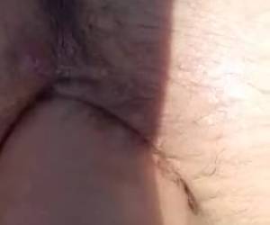 Zijn vuist roert in harige kont