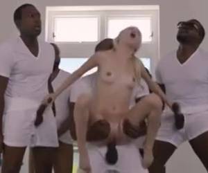 Een gangbang met neger lullen