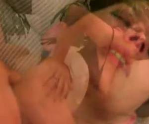 Oudere vrouw neukt er lekker op los