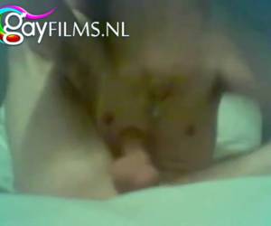 Lekkere jongen kan zijn eigen prachtige lul pijpen