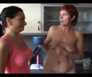 Kinky oma pist in een kopje en dildo neukt haar rijpe kut