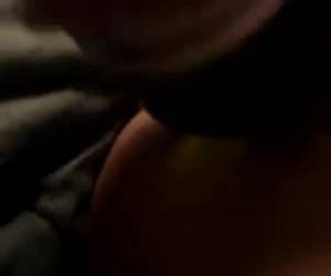 Geile meid stopt een fles in haar kut