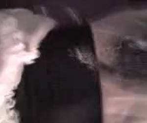 Behaarde man neukt de donkere schoonmaakster