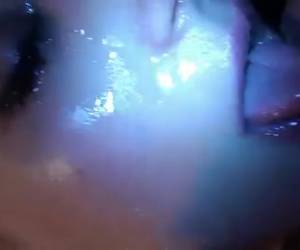 Hij filmt hoe hij zijn zaad in slomotion op haar gezicht spuit