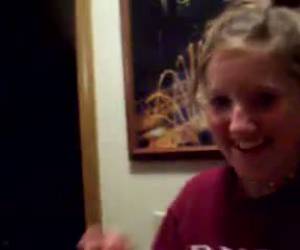 Tieners geven meid een wedgie