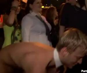 Een strip club waar de chippendale neukt en gepijpt word