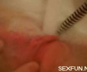 Kutje masturberen met de waterstraal