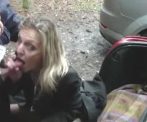 Rijpe geile amateur laat zich vingeren in de kofferbak