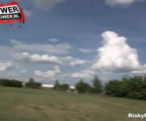 Gluren onder het jurkje van een geile tattoo chick