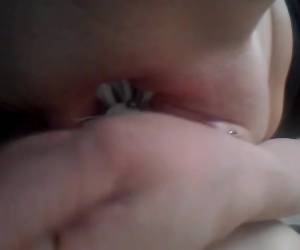 Pijn slet neukt haar kut met pleeborstel