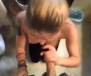 Tiener meisje laat haar mond vol sperma spuiten