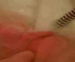 De waterstraal op haar klit