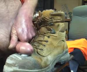 Deze homo heeft een fetish voor stoere boots