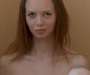 Anorexia meisje probeert sexy te doen