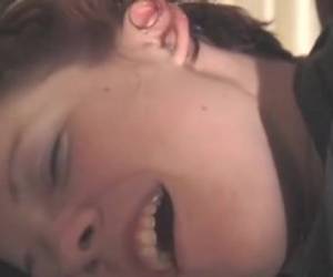 Na het neuken spuit hij de sperma in haar oor