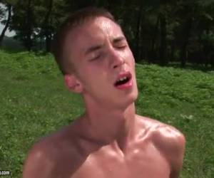 Vrouw vindt pik onder het gras