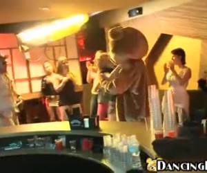 De stripper komt klaar over haar tieten