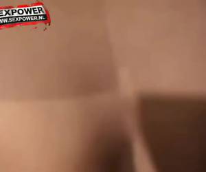 In het pashokje laat ze haar mondje met sperma vullen