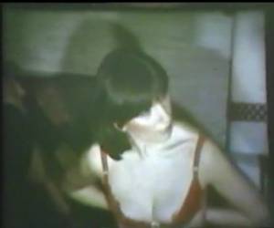 Vintage sletje met harig kutje masturbeert