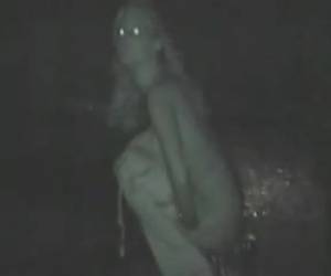 Tiener buiten plassen