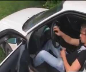 In de auto laat hij zich pijpen en op de auto neukt hij haar