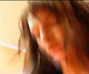 Slanke dame rijdt op zijn pik