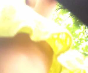 Onder hun korte rokjes blote kutjes