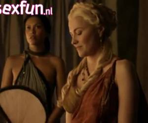 Lucy Lawless keurt de penis van een gladiator