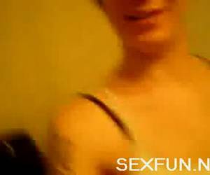 Twee amateur meisjes op een hotelkamer