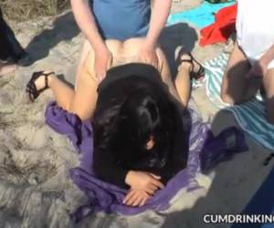 Op het strand pijpt en laat ze zich neuken door de stijve lullen van vreemde mannen