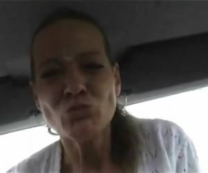 Rijpe snol rijd haar kutje klaar op de versnellingspook