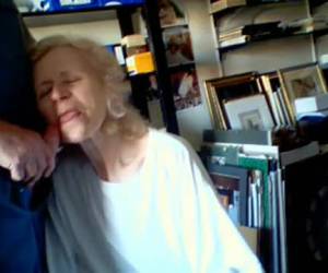 Perverse jongen dwingt omaatje te pijpen.