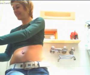 Sexy milf is stiekem aan het sex cammen op de badkamer