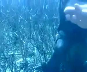 Cum van een vreemde spuit over haar dikke tieten