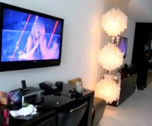 Twee grote neger lullen worden gepijpt en neuken de blanke slet