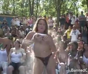 Wet T shirt wedstrijd in de buitenlucht