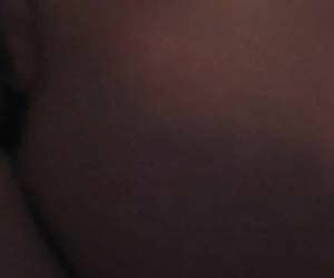 Prop een dildo in haar kont