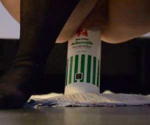 Sletje wipt anaal op fles