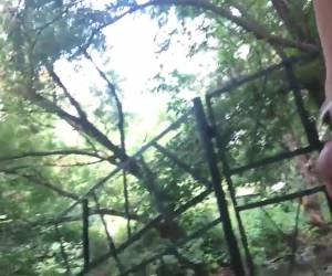 Ze geeft hem een handjob in het openbaar