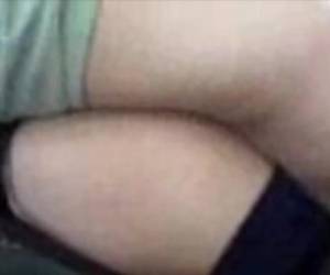 Moslima anaal geneukt door twee mannen in auto